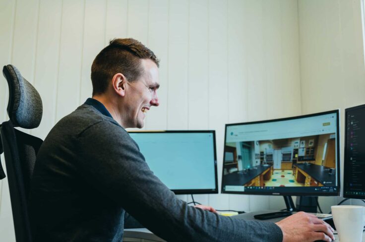Takstingeniør ved pc