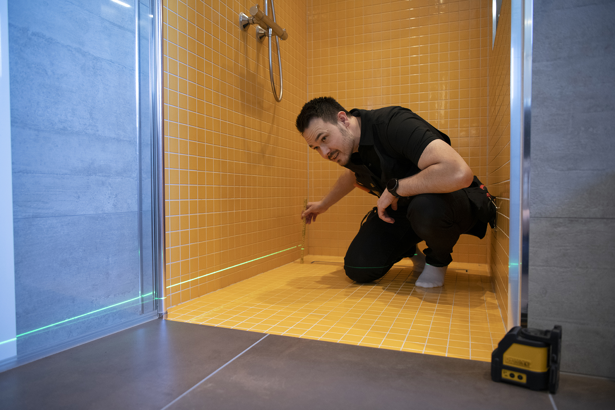 Våtromskurs i samarbeid med Fagrådet for våtrom hører med i utdanning i taksering.